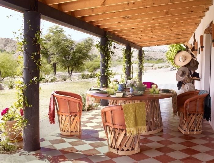 exemple comment aménager une terrasse avec meubles fibre végétale, déco rotin pour extérieure avec table et chaises