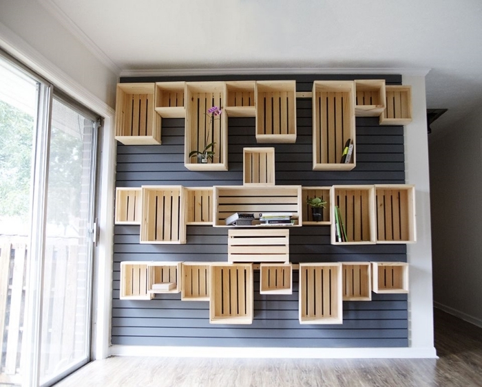 décoration murale avec caisses de bois en forme de bibliothèque originale, diy meuble en palette ou cagettes de bois sur un mur