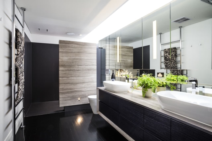 aménagement salle de bain moderne en couleurs neutres blanc et noir, décoration salle de bain avec double évier et cuvette suspendue