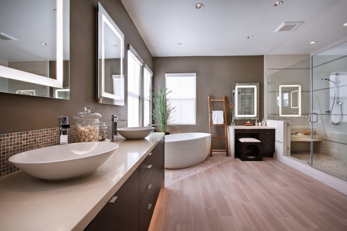 salle de bain bois et gris moderne, décoration salle de bain aux murs gris avec sol en bois clair et baignoire sur carrelage mosaïque
