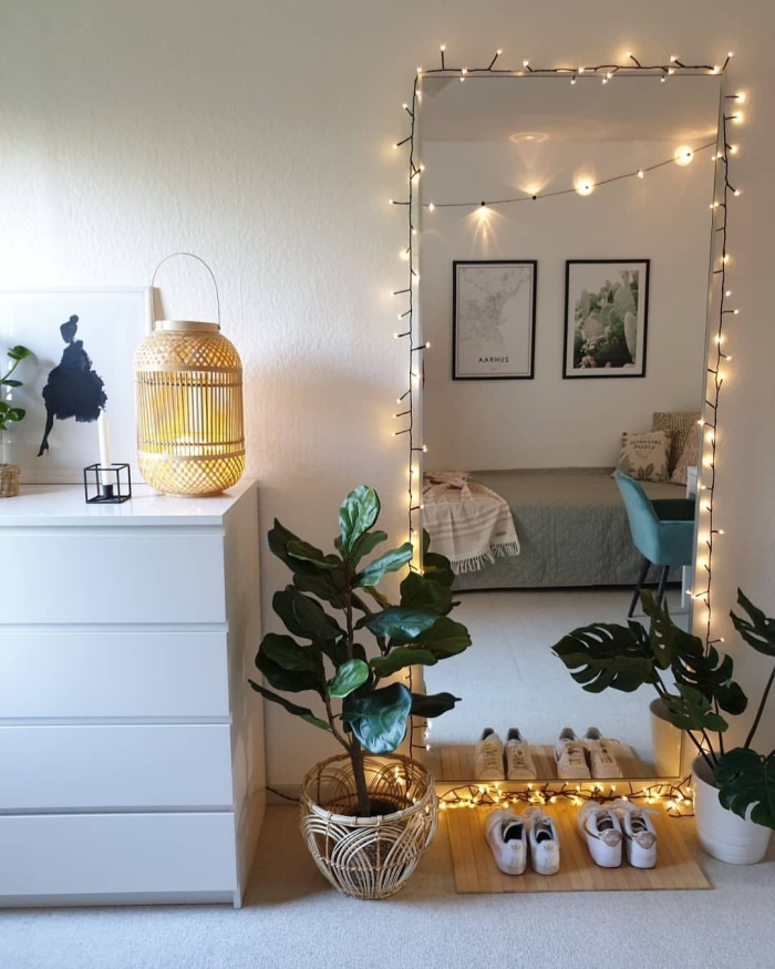 décoration chambre à coucher adulte photos sur mur, design pièce exotique avec meubles minimaliste et accessoires en fibre végétale