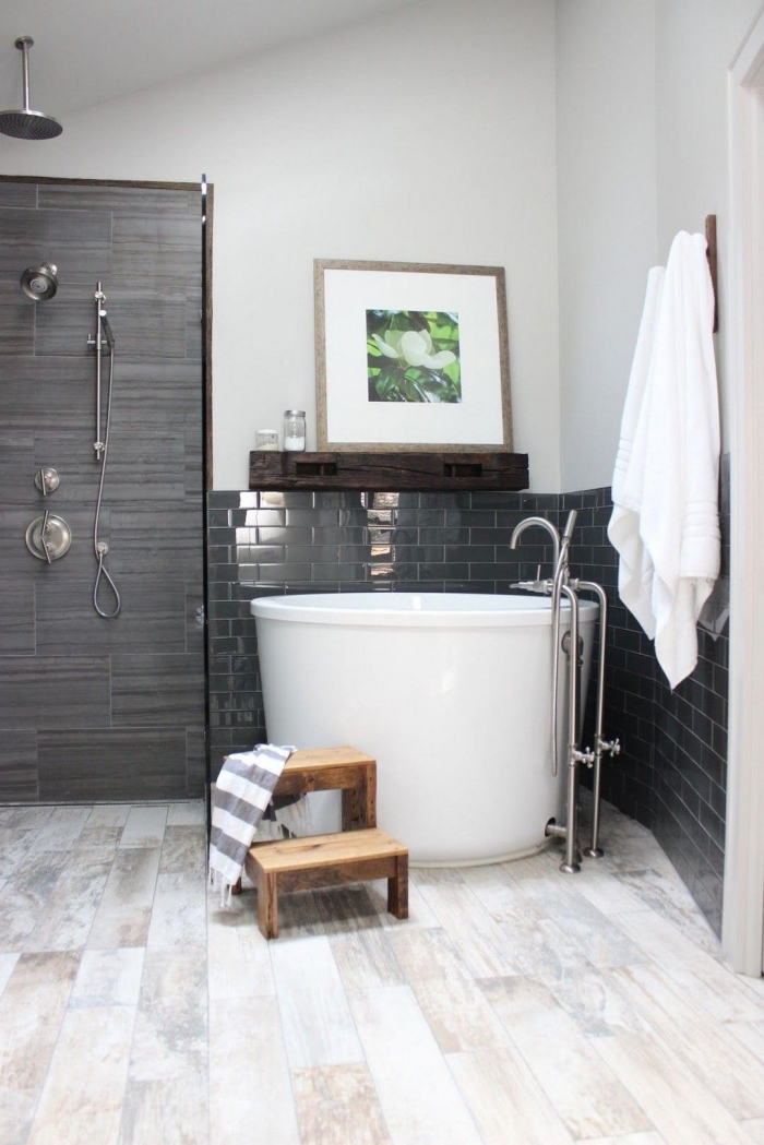 aménagement petite salle de bain avec petite baignoire, quelle couleur associer au gris dans une salle de bain blanche