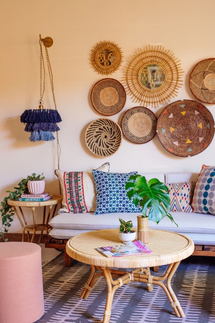 DIY mur décoratif en panier en rotin et miroirs soleil, exemple comment customiser le mur au-dessus d'une canapé dans salon bohème