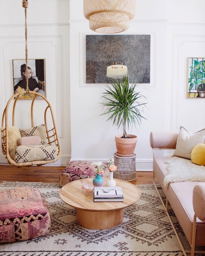 salon en rotin de style boho éclectique avec meubles en bois et accents de nuances pastel, chaise œuf suspendue pour intérieur 