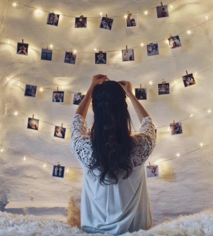 idée comment personnaliser une guirlande lumineuse interieur avec photos, projet créatif pour personnaliser les murs dans sa chambre