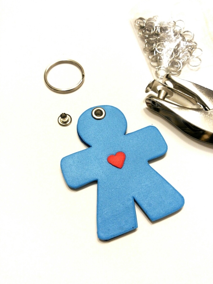 idée de cadeau fête des pères maternelle, modèle de porte-clé avec figurine de petit homme en argile bleu et cœur rouge