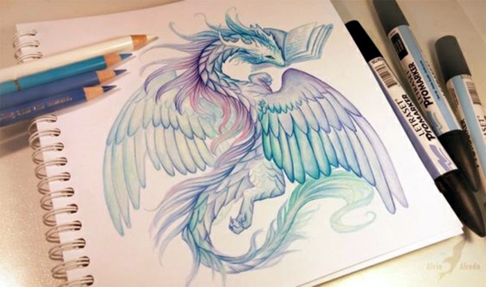 Dragon coloré dessin au crayon, comment faire un dessin crayon violet et bleu détaillé