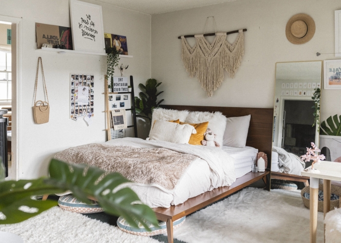 comment décorer les murs dans une pièce boho chi, idée de chambre adulte deco hippie chic avec accessoires en bois et plantes