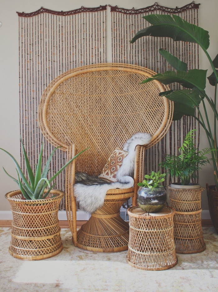 meubles en fibre végétale dans un coin de repos de style boho, idée comment faire une déco rotin avec chaise paon