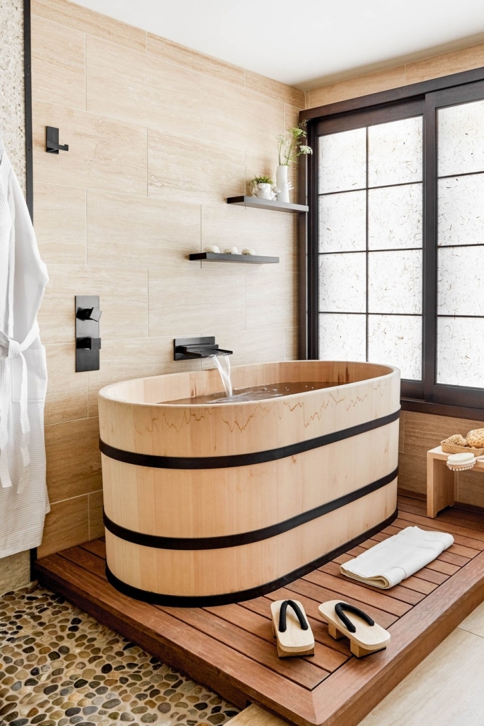 exemple comment décorer une salle de bain bois de style japonais, design salle de bain avec baignoire autoportante