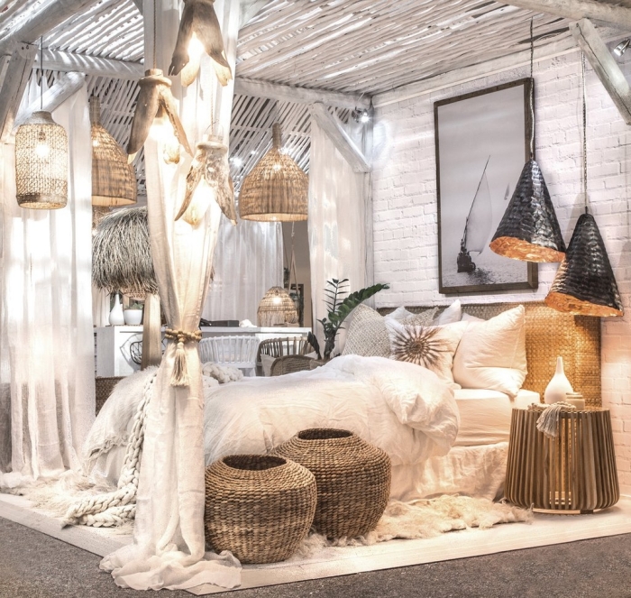 deco chambre adulte d'esprit exotique avec accessoires en fibre végétale, design lit cocooning avec rideaux et lanternes tressés