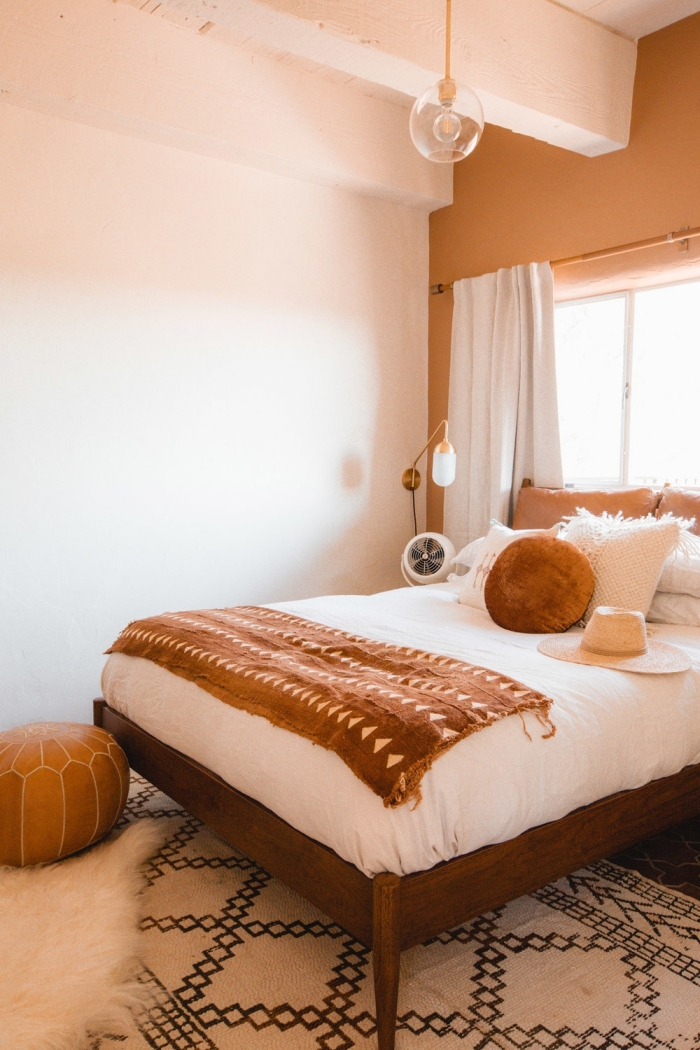 deco chambre parentale en couleurs terreuses, design petite chambre à coucher d'esprit nature en nuances de beige et marron