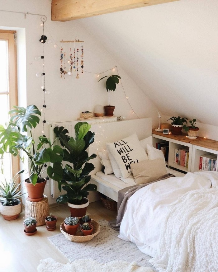 pinterest chambre à déco bohème chic, design pièce sous comble aux murs blancs aménagée avec meubles en blanc et bois