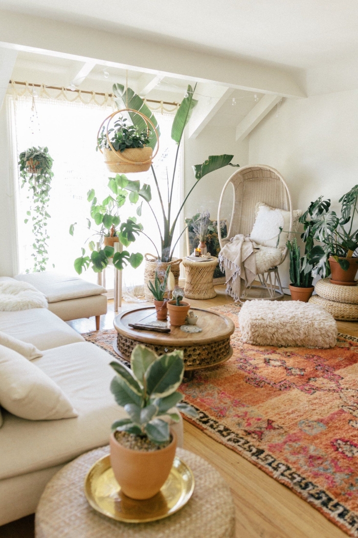 quelles plantes pour décorer une pinterest chambre d'esprit urbain jungle, design pièce blanche au parquet bois avec plantes exotiques