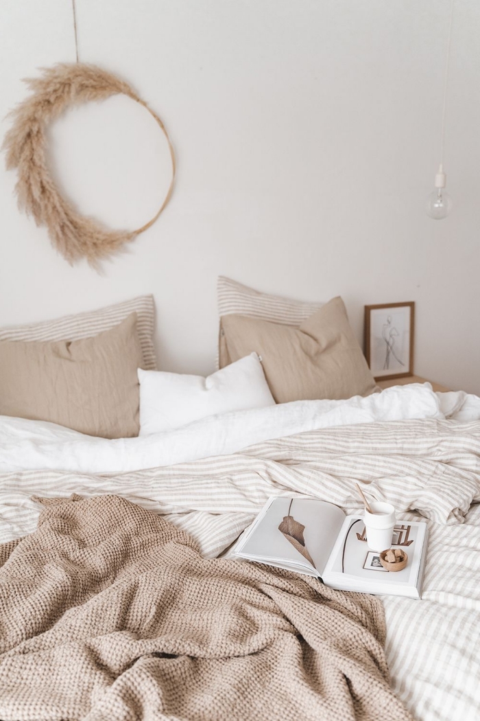 design minimaliste dans une chambre adulte deco en couleurs neutres, petite chambre aux murs blancs avec objets en beige
