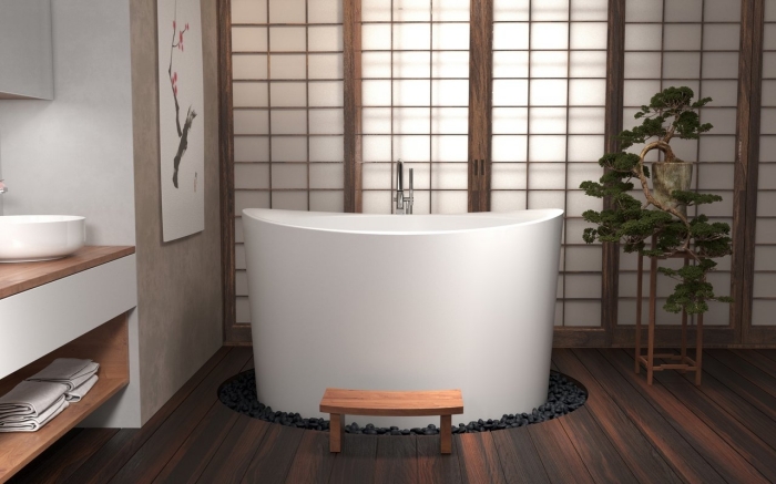 modèle de bain japonais sur un petit jardin aux galets noirs, décoration salle de bain en blanc cet beige avec accents bois