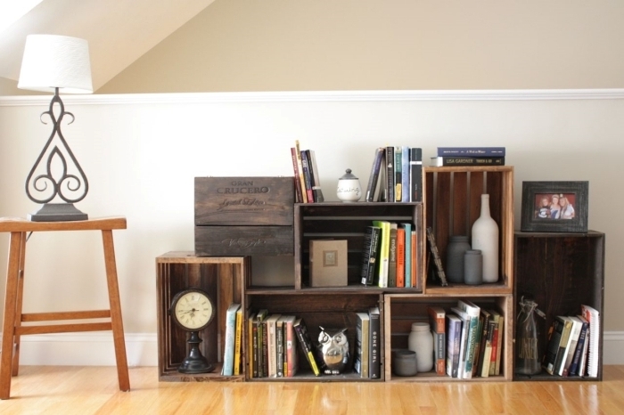 bricolage avec caisses de bois facile, idée de deco avec palette ou cagettes de bois en forme d'étagère ou bibliothèque