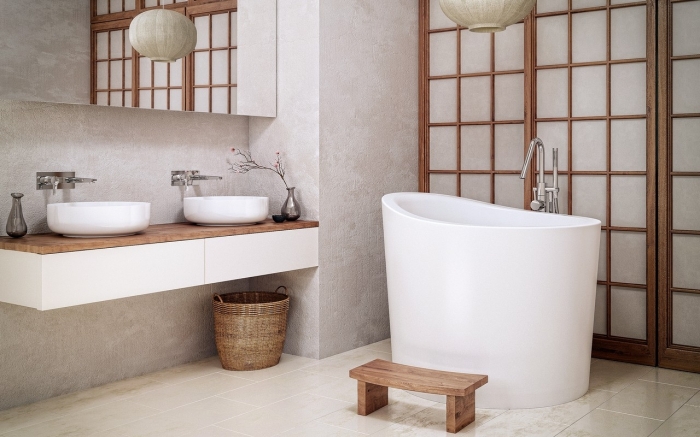 design salle de bain asiatique en blanc et bois avec petite baignoire autoportante, décoration salle de bain aux murs en gris clair avec accents bois