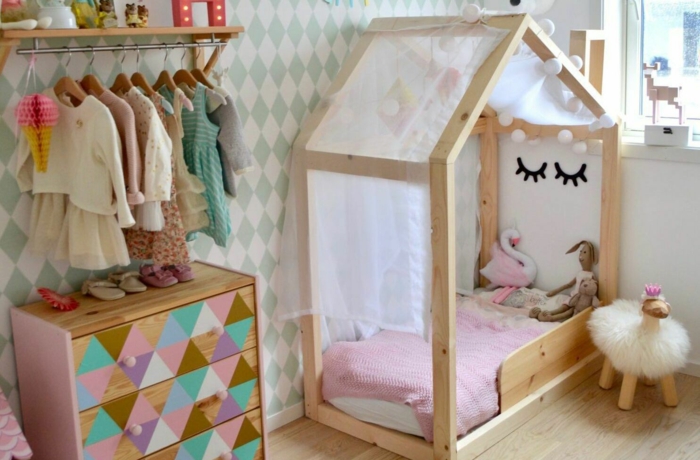 Lit maison en bois avec yeux dessin decoration murale chambre fille, idée déco chambre bébé utile