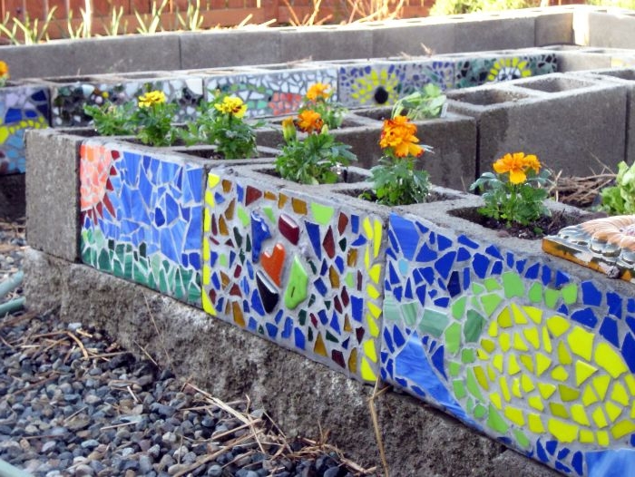 idee blocs de béton décorés de mosaique colorée avec des fleurs plantées à l intérieur, decoration jardin originale