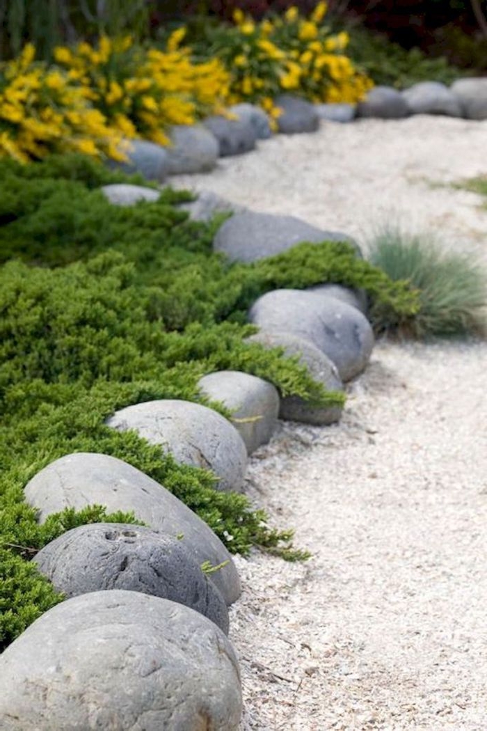 bordure pierre simple a faire soi meme avec de grandes pierres lisses pour separer une pelsouse de jardin