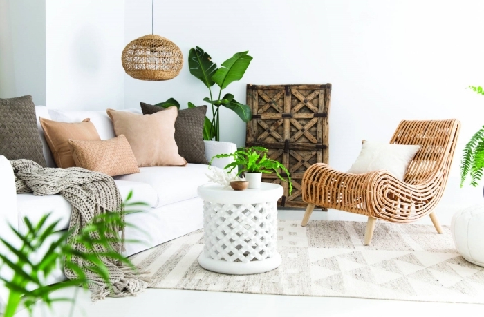 salon en rotin exotique de style minimaliste aménagé avec meubles en blanc, décoration canapé blanc avec coussins de couleurs terreuses