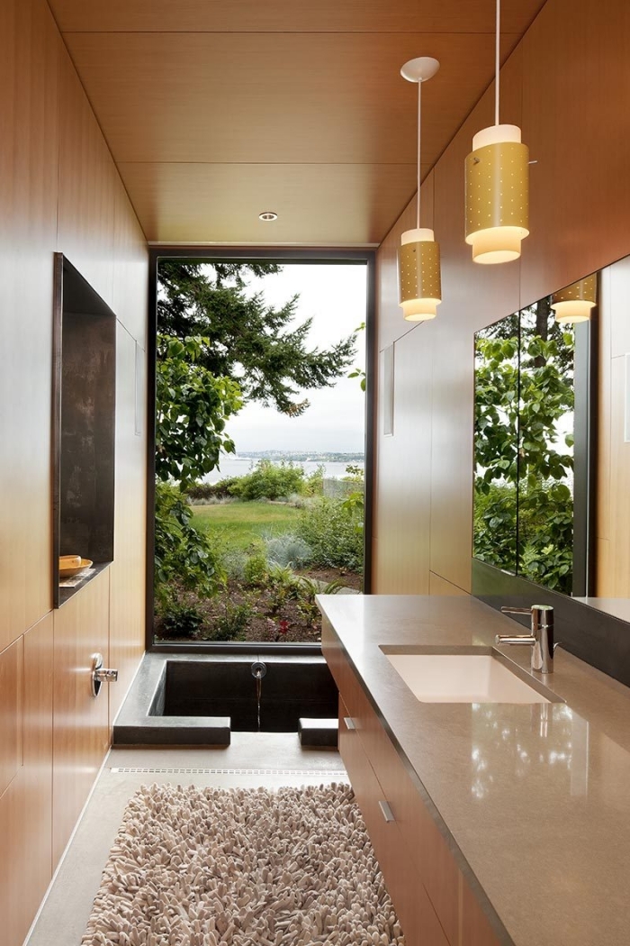design petite salle de bain de style asiatique avec murs à effet bois, modèle de petite baignoire pierre noir de style japonais