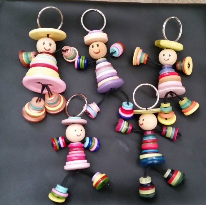 bricolage fête des pères pour tout petit, modèles de porte-clé amusant fabriqué avec perles de bois en forme de petits hommes