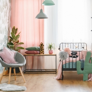 La chambre de fille en rose et gris - trouver les meilleures idées de décoration
