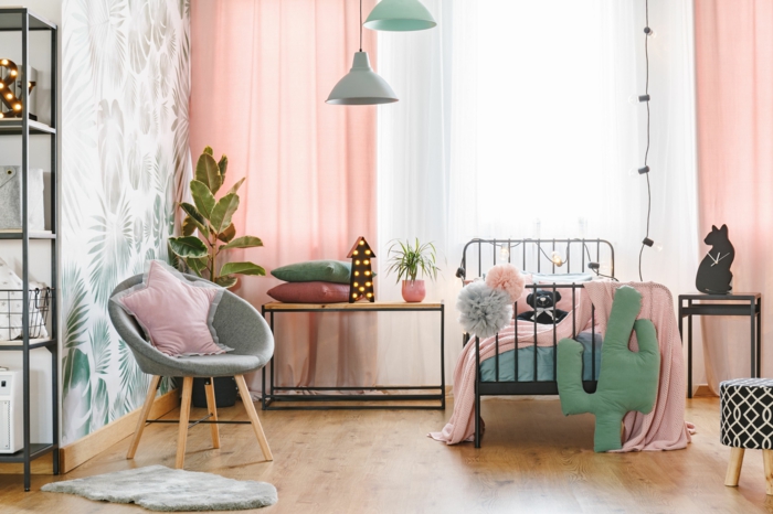 Rideaux roses dans une chambre blanc, vert et gris déco, chambre de fille en rose et gris, idée déco chambre bébé montessori