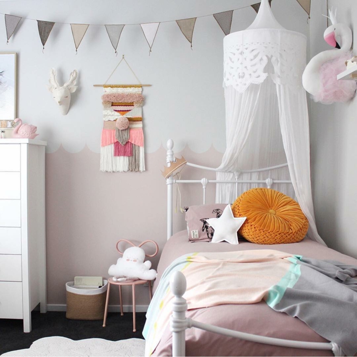 Gris et rose chambre enfant lit blanc en fer cool idée peinture chambre bébé, inspiration chambre pour fille en rose et gris