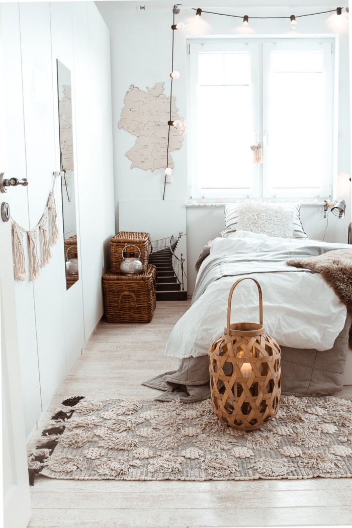 décoration chambre à coucher d'esprit boho minimaliste, idée comment décorer une pièce blanche avec accessoires tressés
