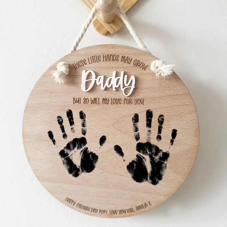 idee cadeau papa objet deco bois gravure personnalisee empreintes de main