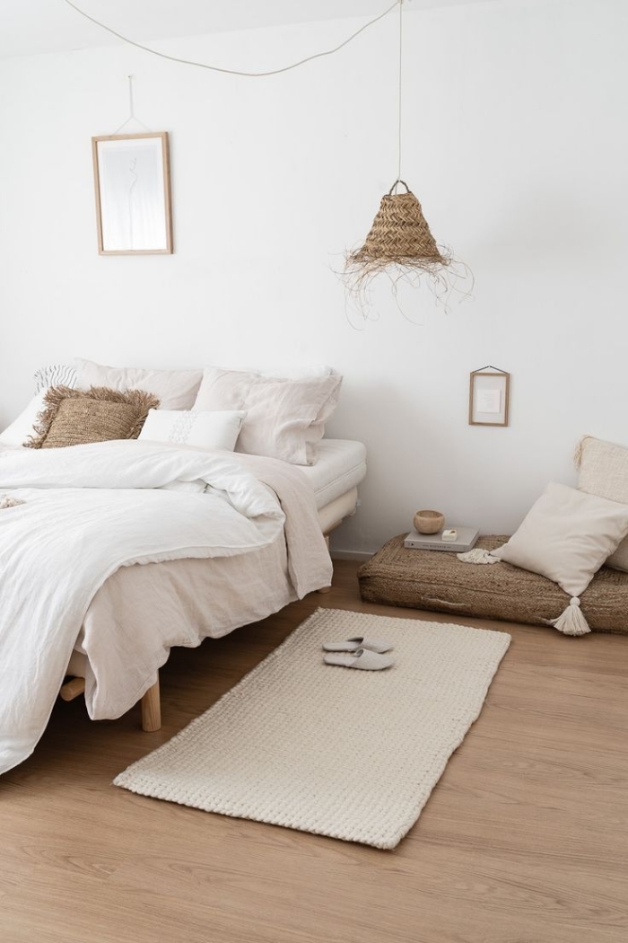 inspiration chambre aménagée avec meubles en bois et accessoires décoratifs en paille, design chambre boho minimaliste