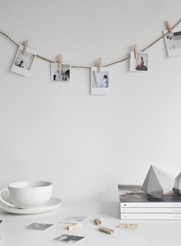 modèle d'accroche photo de style minimaliste facile à réaliser, idée comment décorer l'espace au-dessus de son bureau