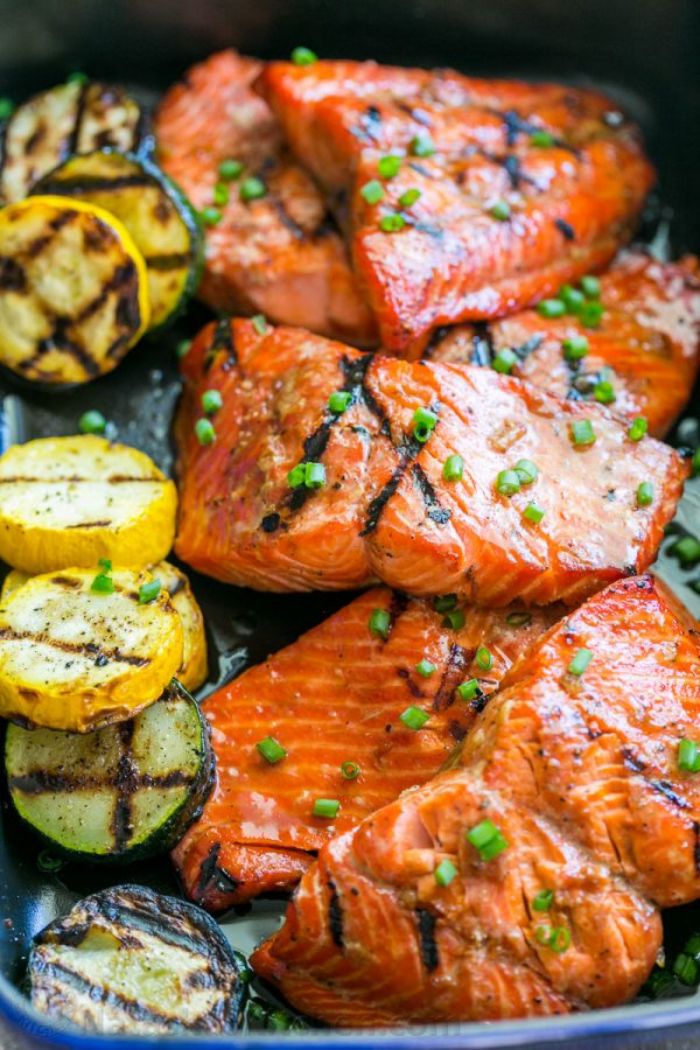recette pavés de saumon grillés aux courgettes vertes et jaunes grillées à la marinade, repas barbecue original