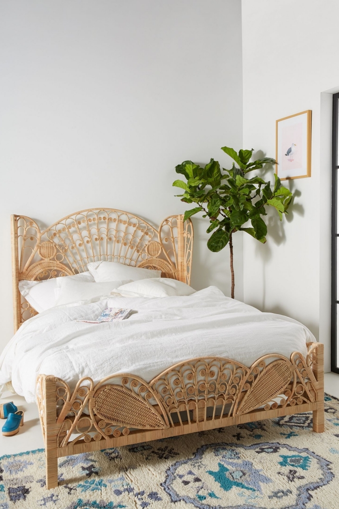 exemple de chambre a coucher moderne aménagée de style jungalow avec gros lit avec cadre en fibre végétale et plantes vertes