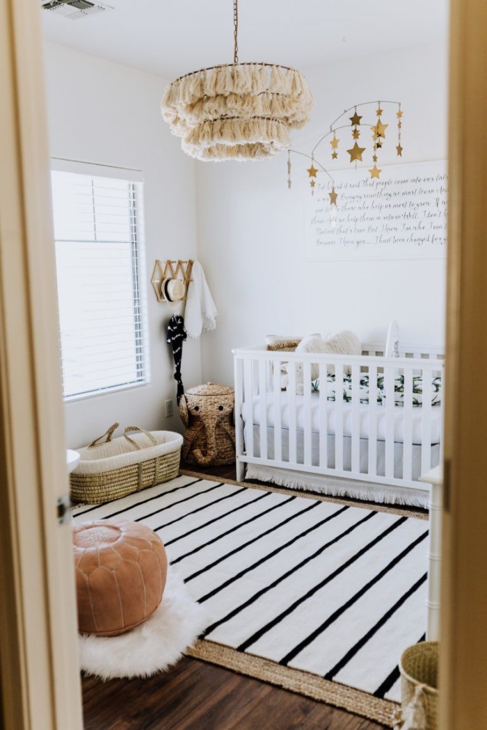 quelles couleurs pour une chambre bébé mixte d'esprit nature, design pièce blanche avec meubles en fibre végétale