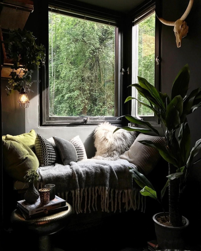 aménagement coin de repos sous fenêtre dans une pièce d'esprit urbain jungle, photo deco chambre a coucher adulte