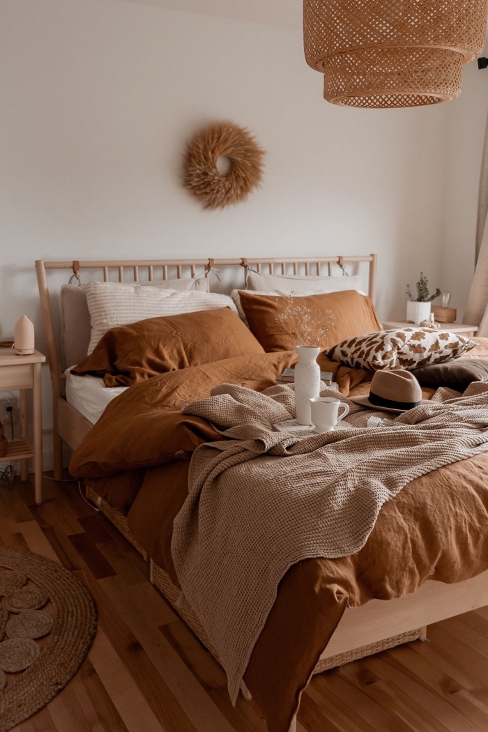 photo deco chambre a coucher adulte, design chambre parentale aux murs blancs décorée avec accessoires de nuances marron