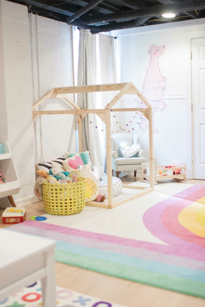 Chouette idée bois maison pour mettre le lit du bebe tapis rose et blanc adorable toit gris industriel idée déco chambre bébé, comment décorer la chambre de sa fille