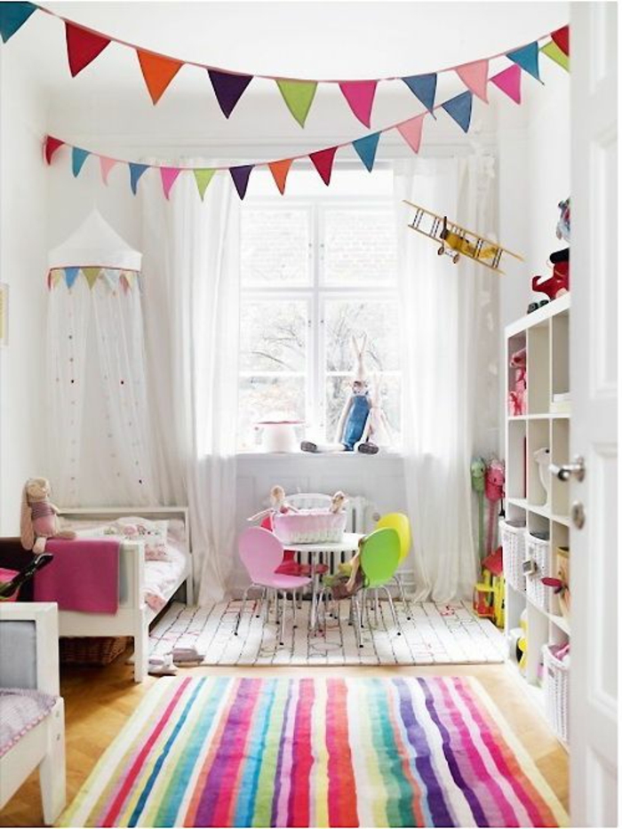 Coloré chambre enfant, tapis à rayé, couleur chambre fille, chambre de petite fille, les couleurs tendances