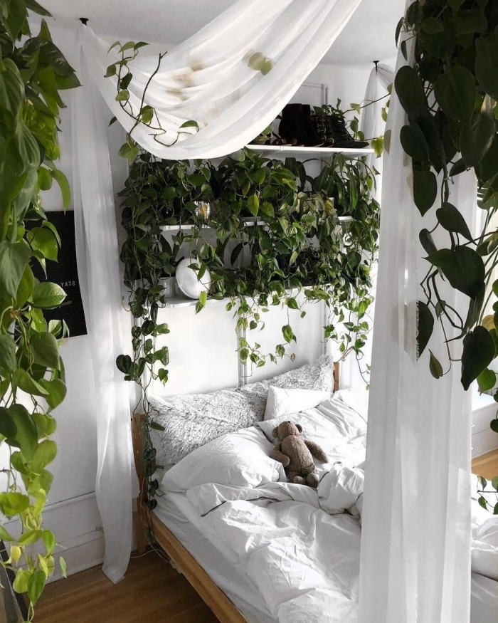 photo deco chambre a coucher adulte d'esprit jungalow, exemple comment faire un mur végétal au-dessus du lit dans une petite chambre