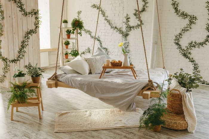 inspiration chambre exotique et naturelle aménagée avec meubles en bois originaux, déco chambre avec lit suspendu