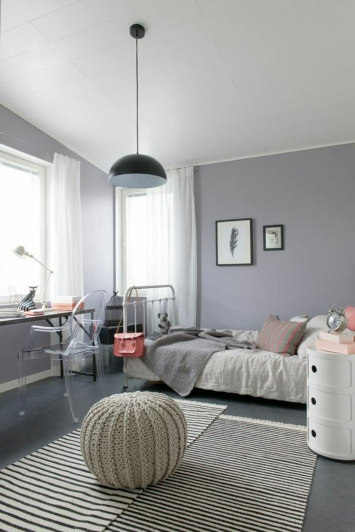 Mur gris lustre long noir en metal chambre de fille en rose et gris, idee decoration chambre fille