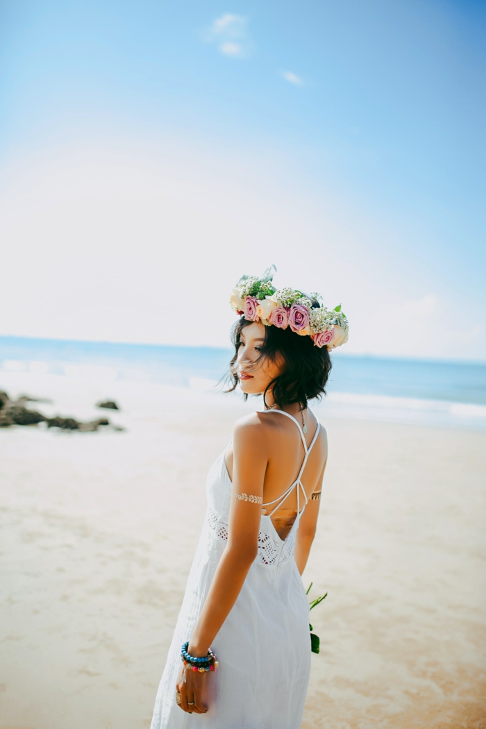 Mariée en robe blanche longue bohème, coiffure d'été au style bohème chic avec couronne de fleurs