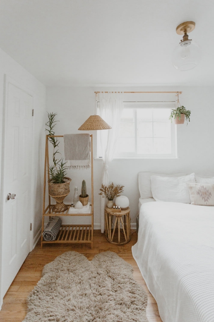 inspiration chambre boho moderne d'esprit minimaliste, pièce blanche relaxante aménagée avec meubles en rotin et plantes