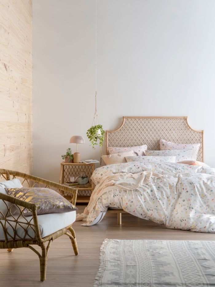 comment décorer sa chambre d'esprit boho moderne, idée aménagement pièce blanche avec pan de mur en bois et meubles en rotin