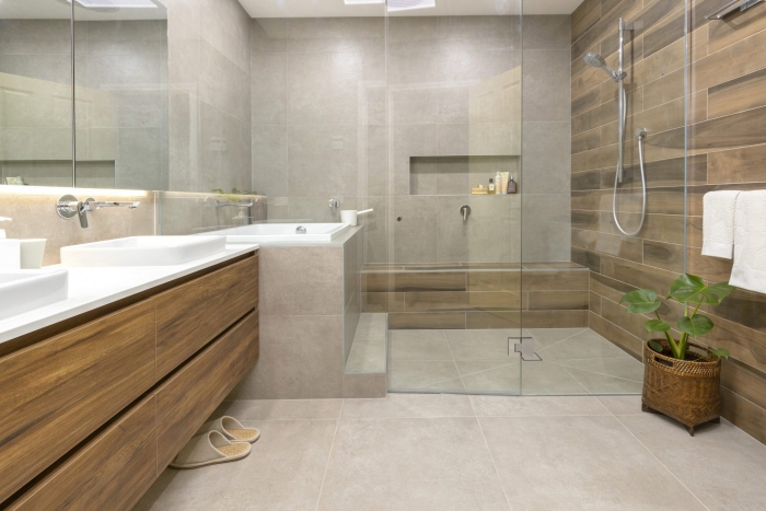 quelles couleurs pour une salle de bain relax, idée déco salle de bain aux murs en beige avec accents en blanc et bois