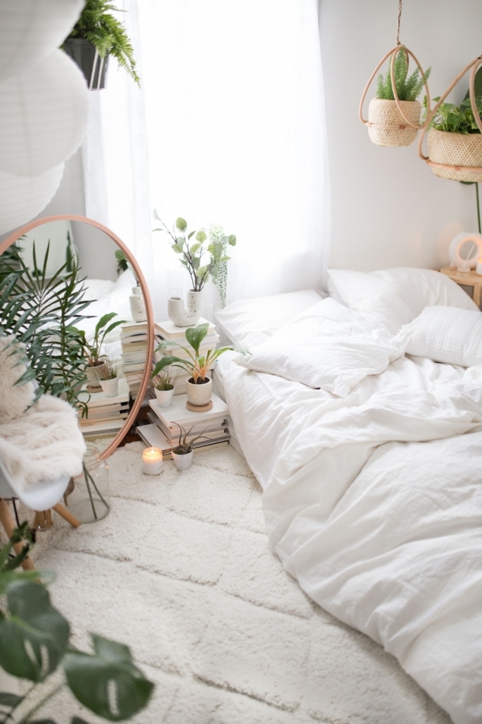 décoration chambre à coucher de style boho moderne, design petite chambre blanche aménagée avec accents en bois et vert